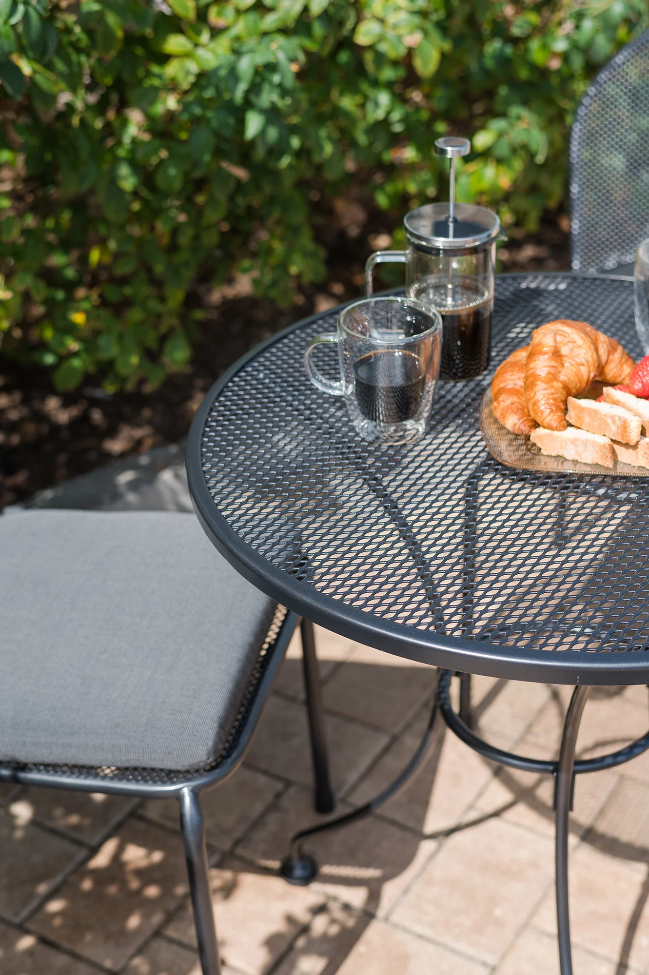 24-inch Round Mesh Top Table - Image 4