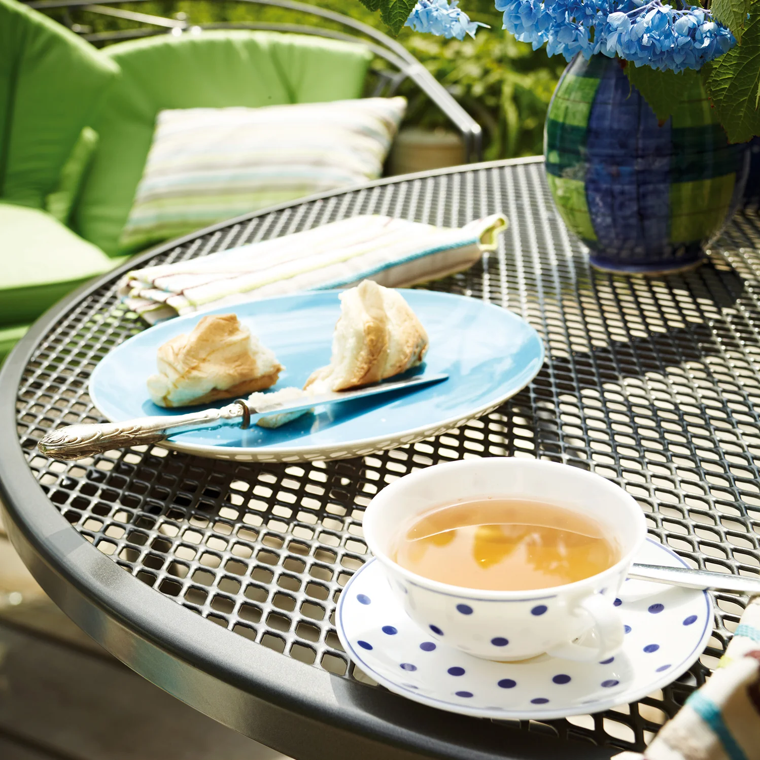 36-inch Round Mesh Top Table - Image 2