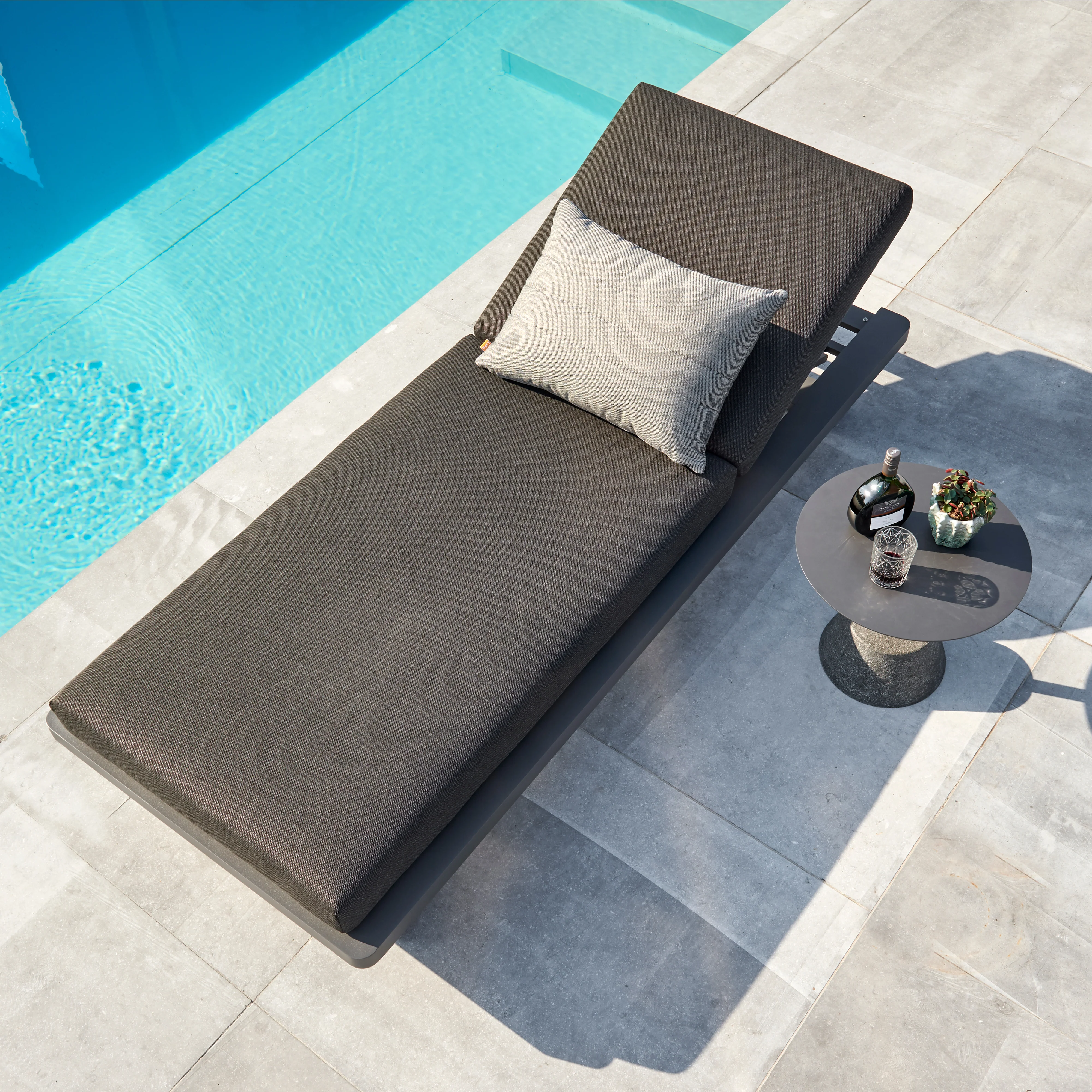 Fitz Roy Aluminum Lounger - Image 4