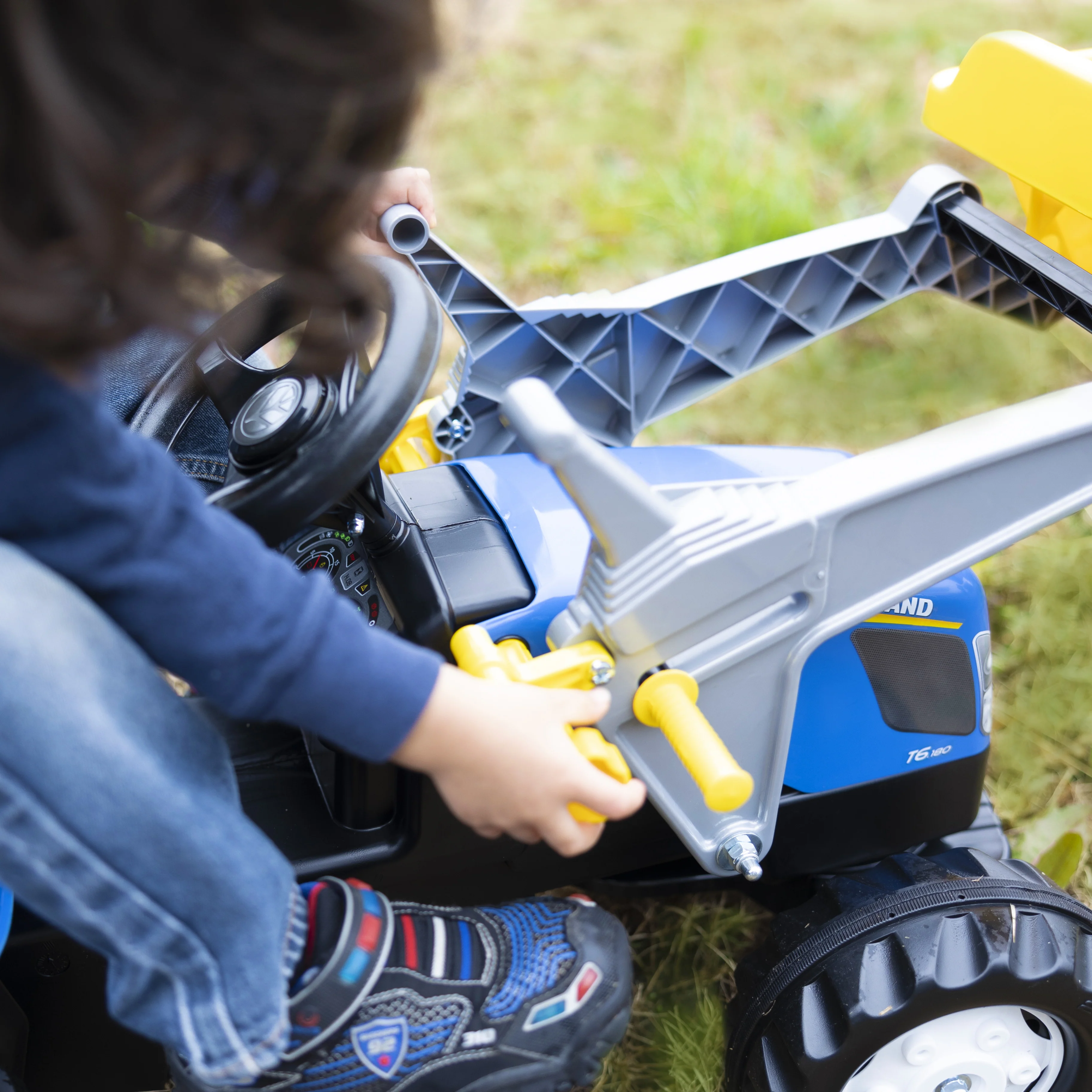 New Holland Front Load Kid Tractor w/Trailer - Image 10