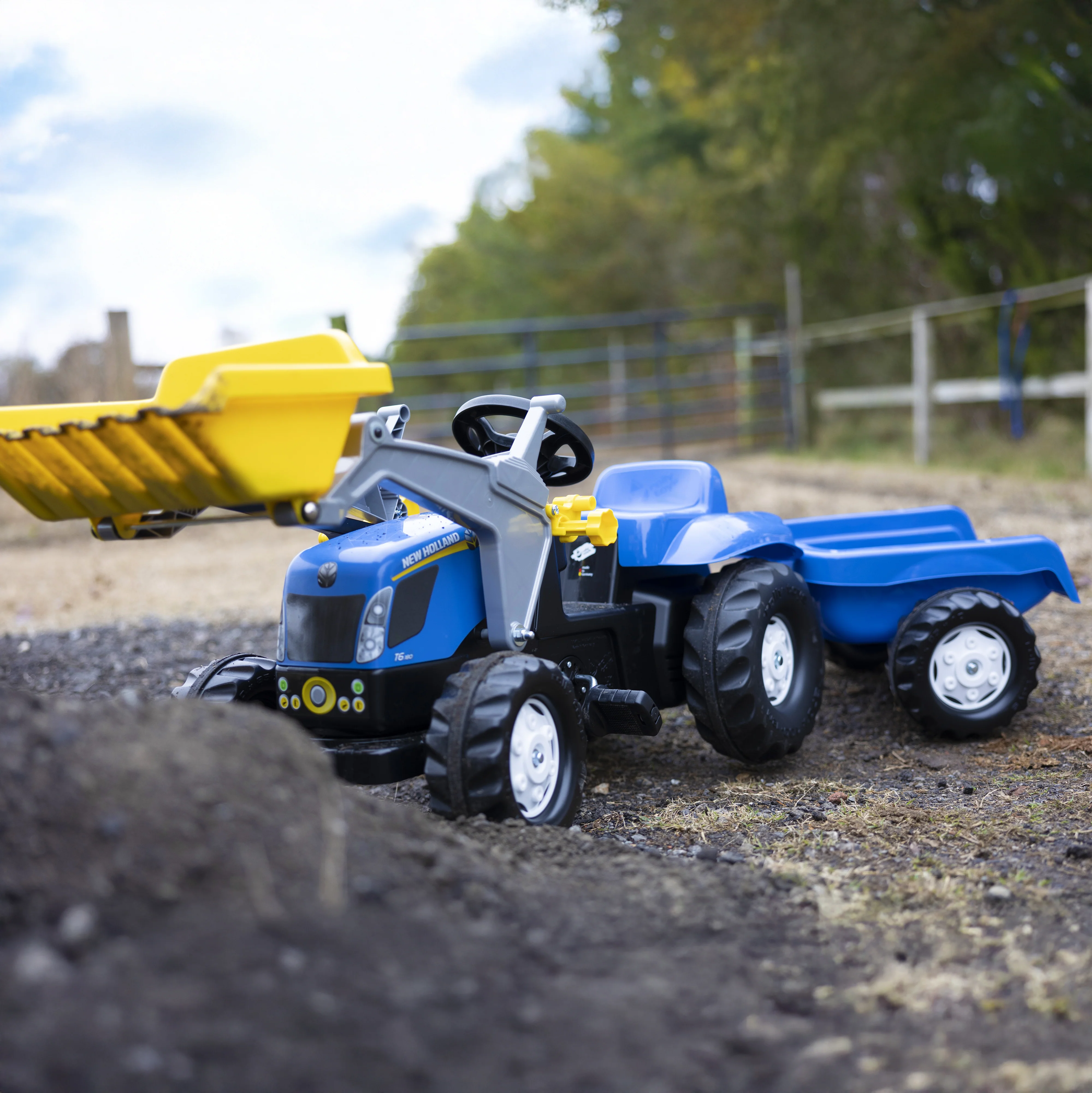 New Holland Front Load Kid Tractor w/Trailer - Image 4