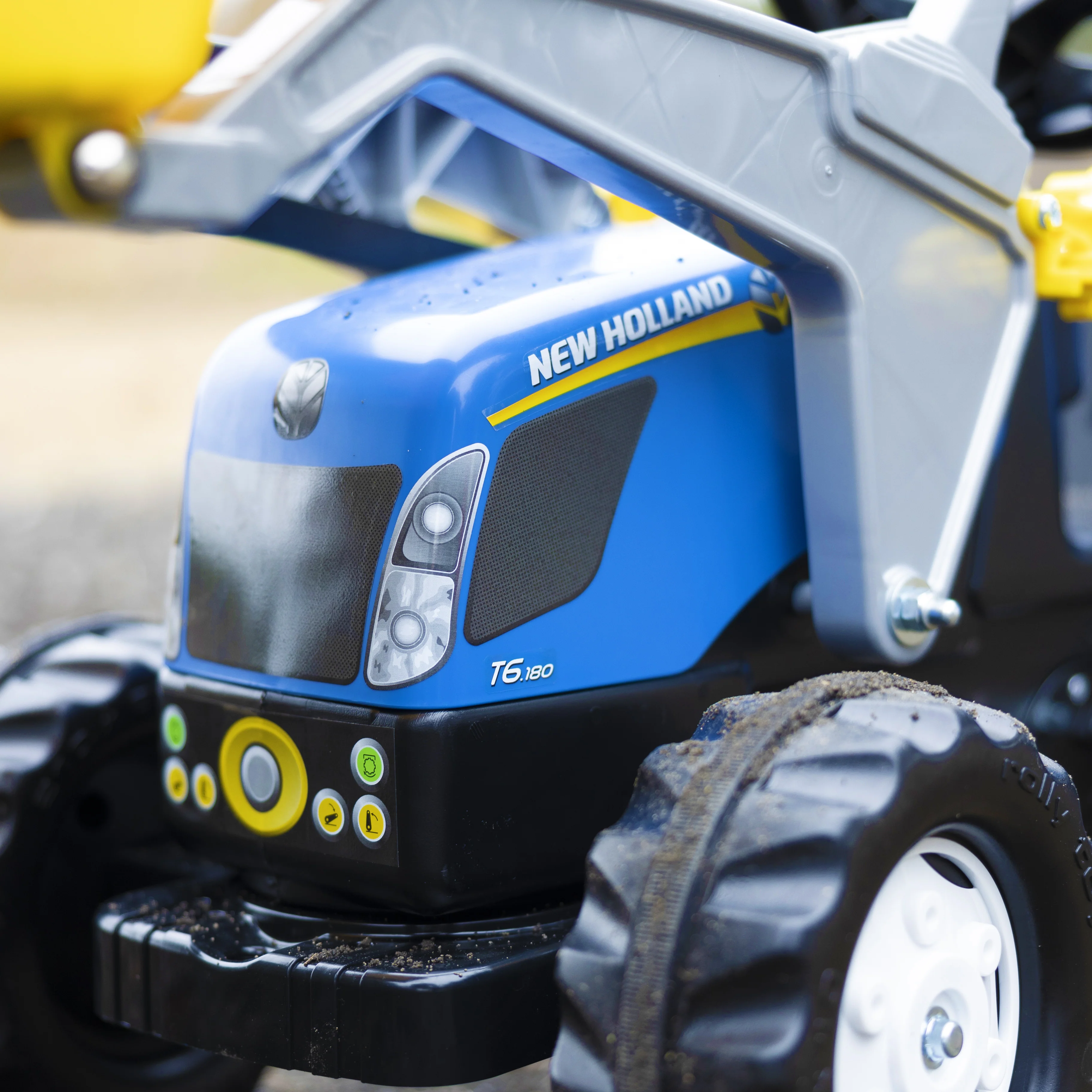 New Holland Front Load Kid Tractor w/Trailer - Image 5